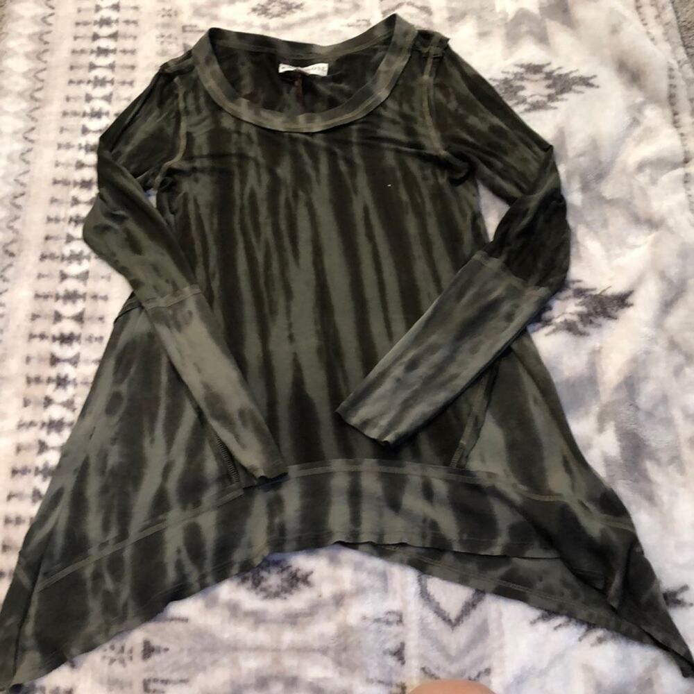 Knox Rose Womens Shark Bite Top Size Small Long Sleeve Green Tie dyed Grunge NWT